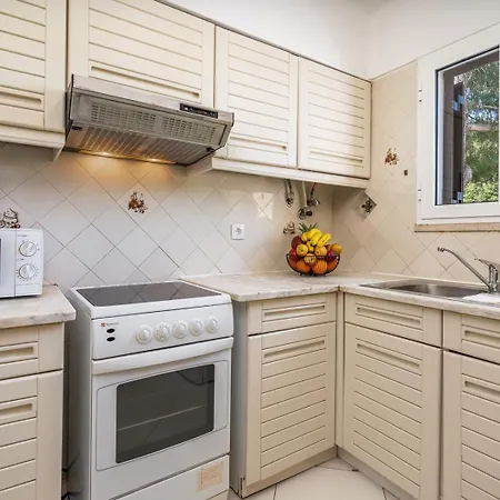 아파트 Sunny Flat With A Balcony & Pool By Hostwise