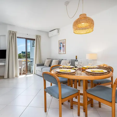 아파트 Sunny Flat With A Balcony & Pool By Hostwise