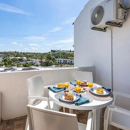 아파트 Sunny Flat With A Balcony & Pool By Hostwise