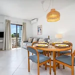 דירה Sunny Flat With A Balcony & Pool By Hostwise