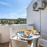 דירה Sunny Flat With A Balcony & Pool By Hostwise